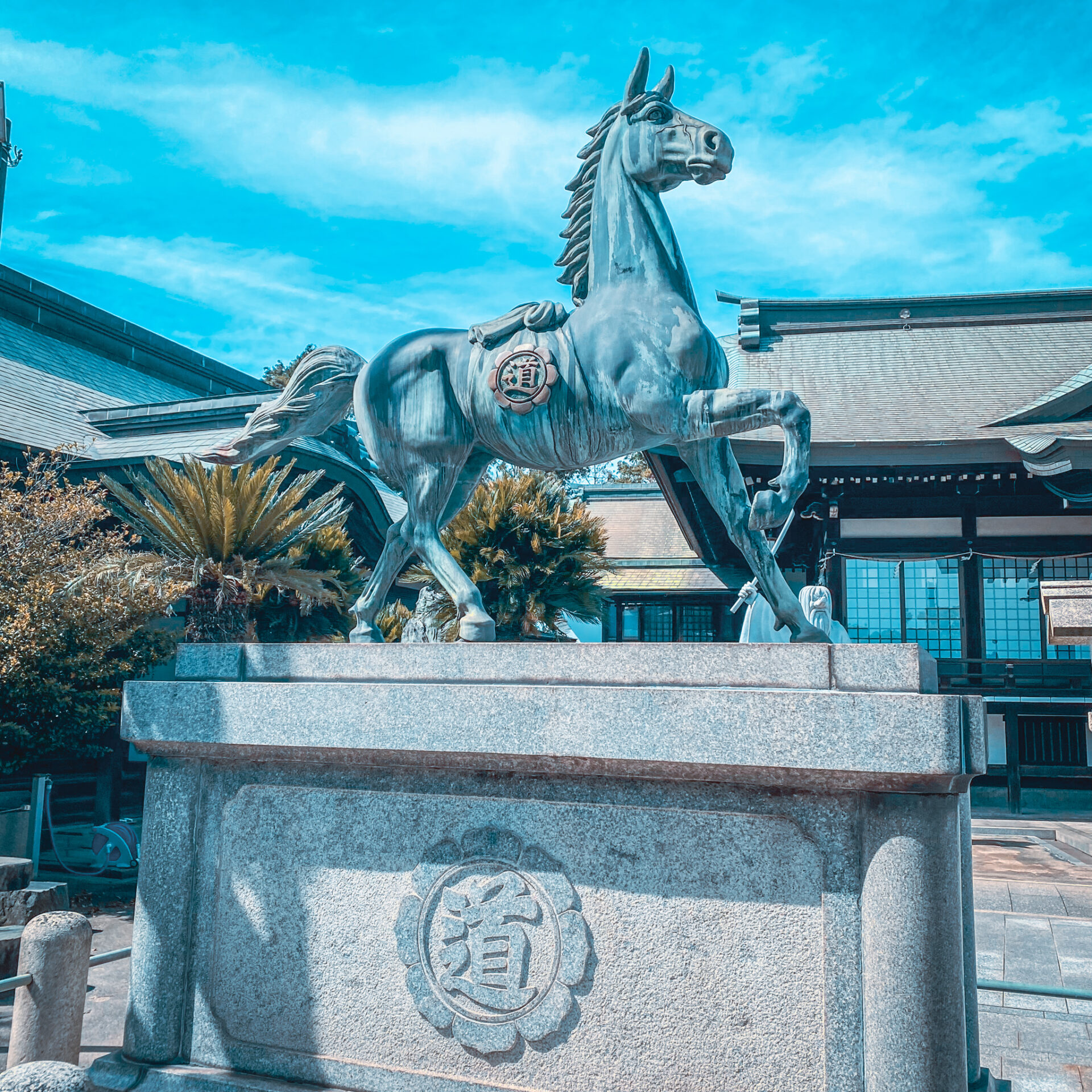 道通神社
馬の像