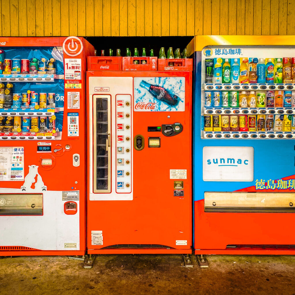 レトロ自販機】コインスナック御所24 激レアな「カレーライス自販機」があるレトロスポット【徳島県】