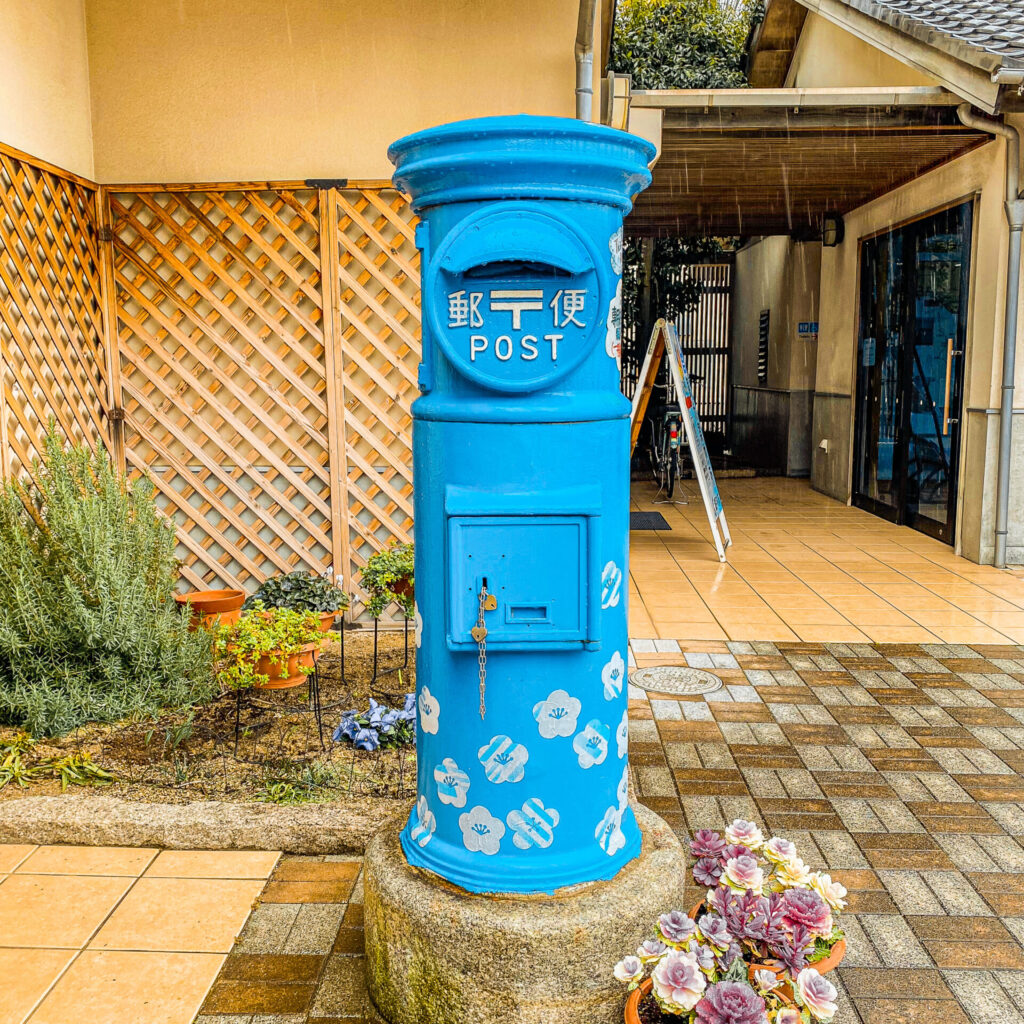 瀬戸内市牛窓にある青い丸型ポスト