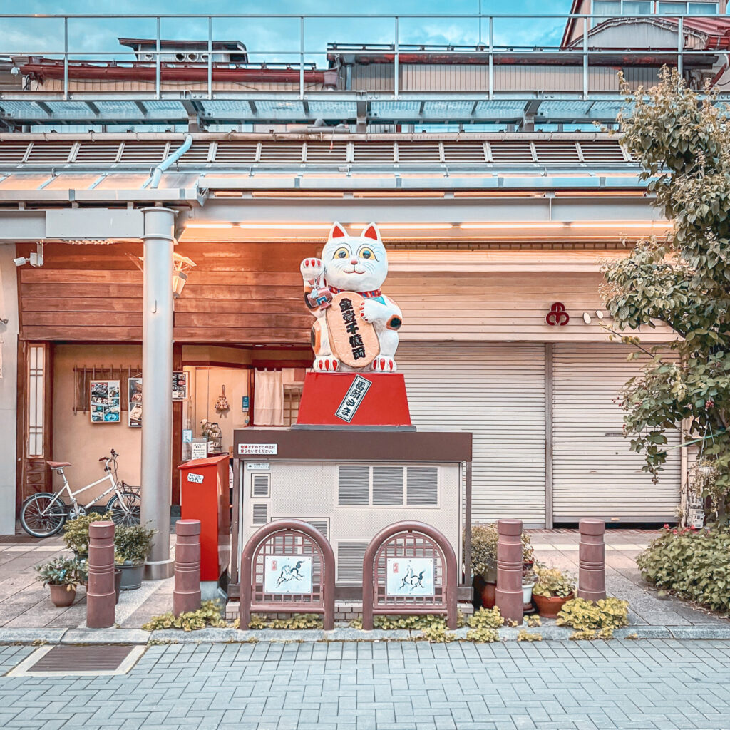 高山市本町２丁目の招き猫、馬頭さま