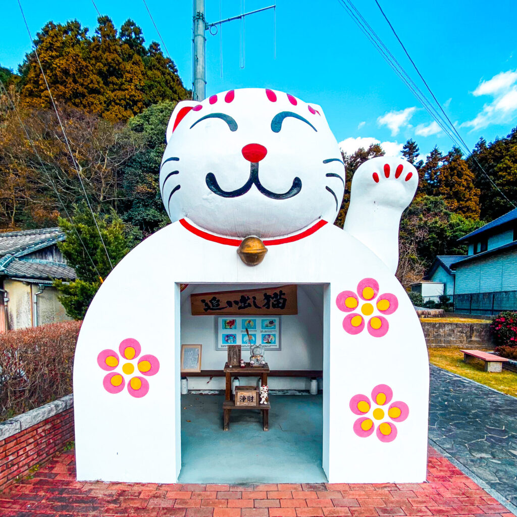 猫塚公園の猫のバス停