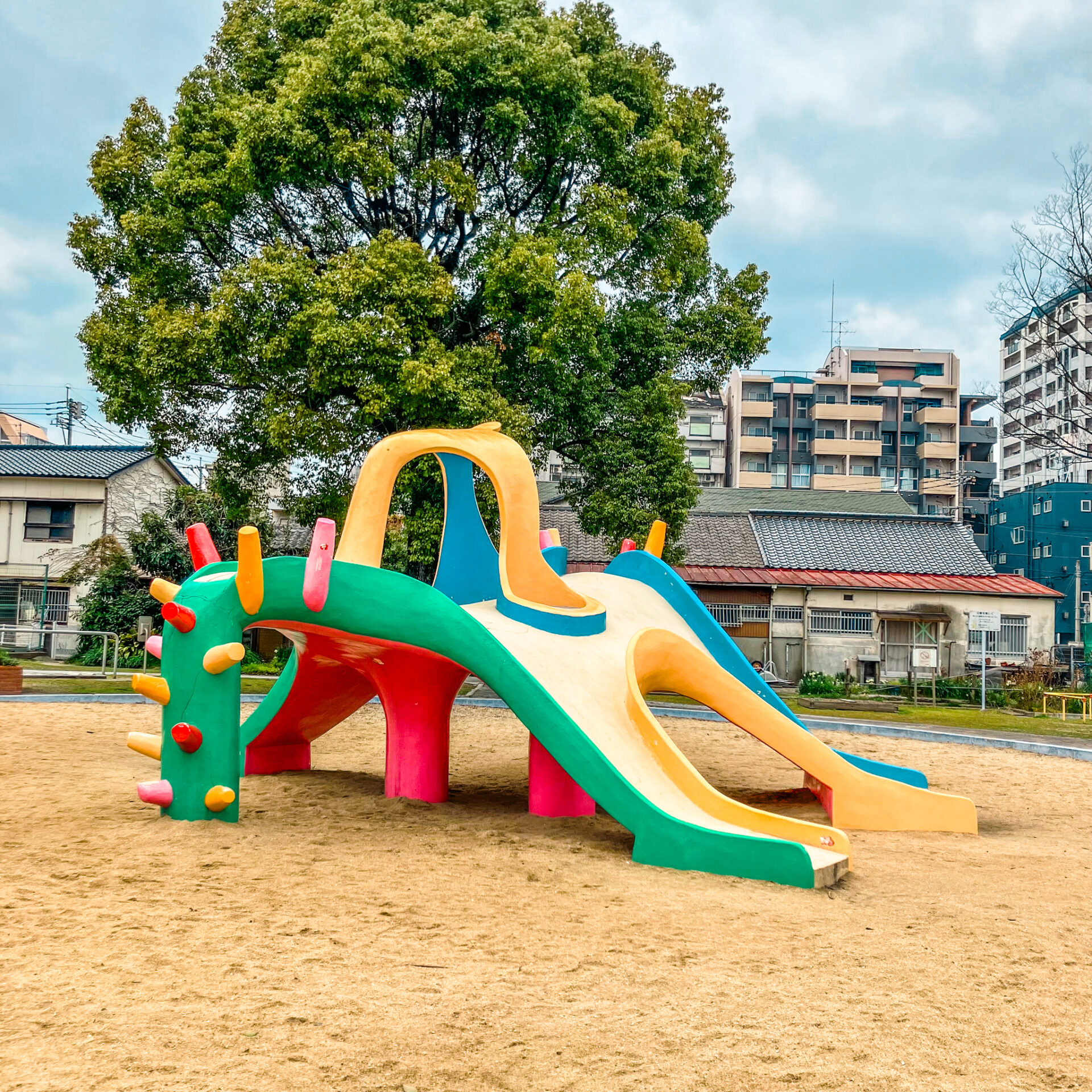 やべり台】真鶴公園のクセが強いすべり台【福岡県】 | ハイカラダイブ
