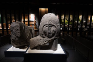 岩戸山古墳の石人