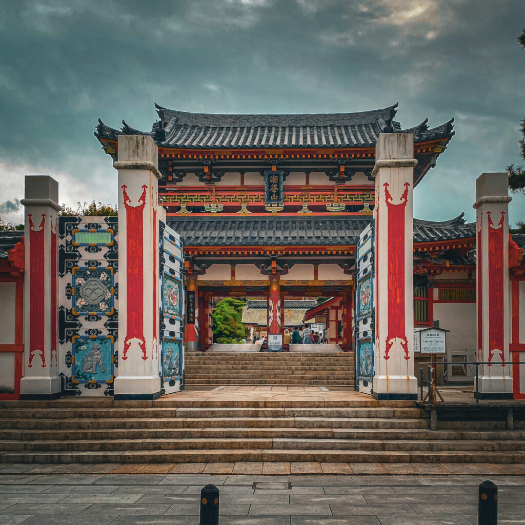 耕三寺の山門