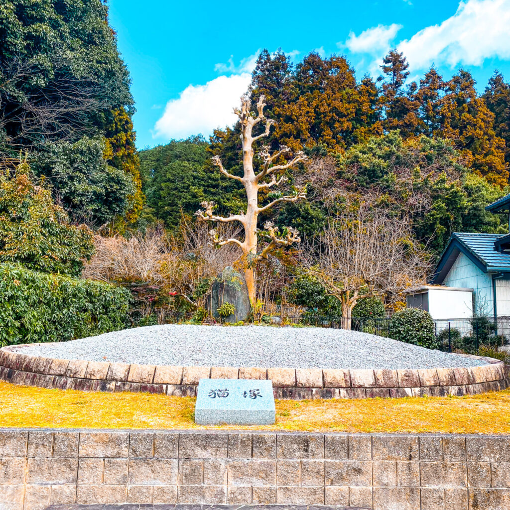 福岡県宮若市の猫塚公園の猫塚