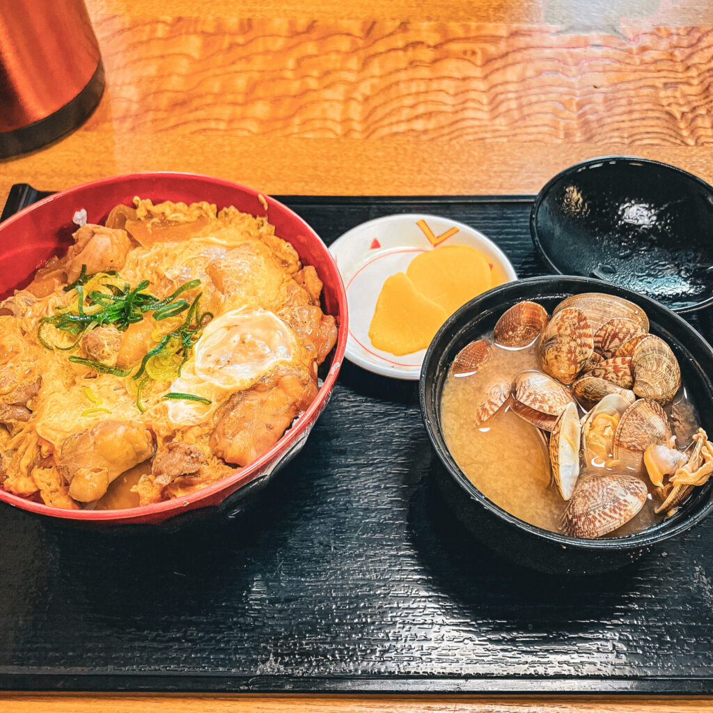 ドライブインみちしおの親子丼と貝汁