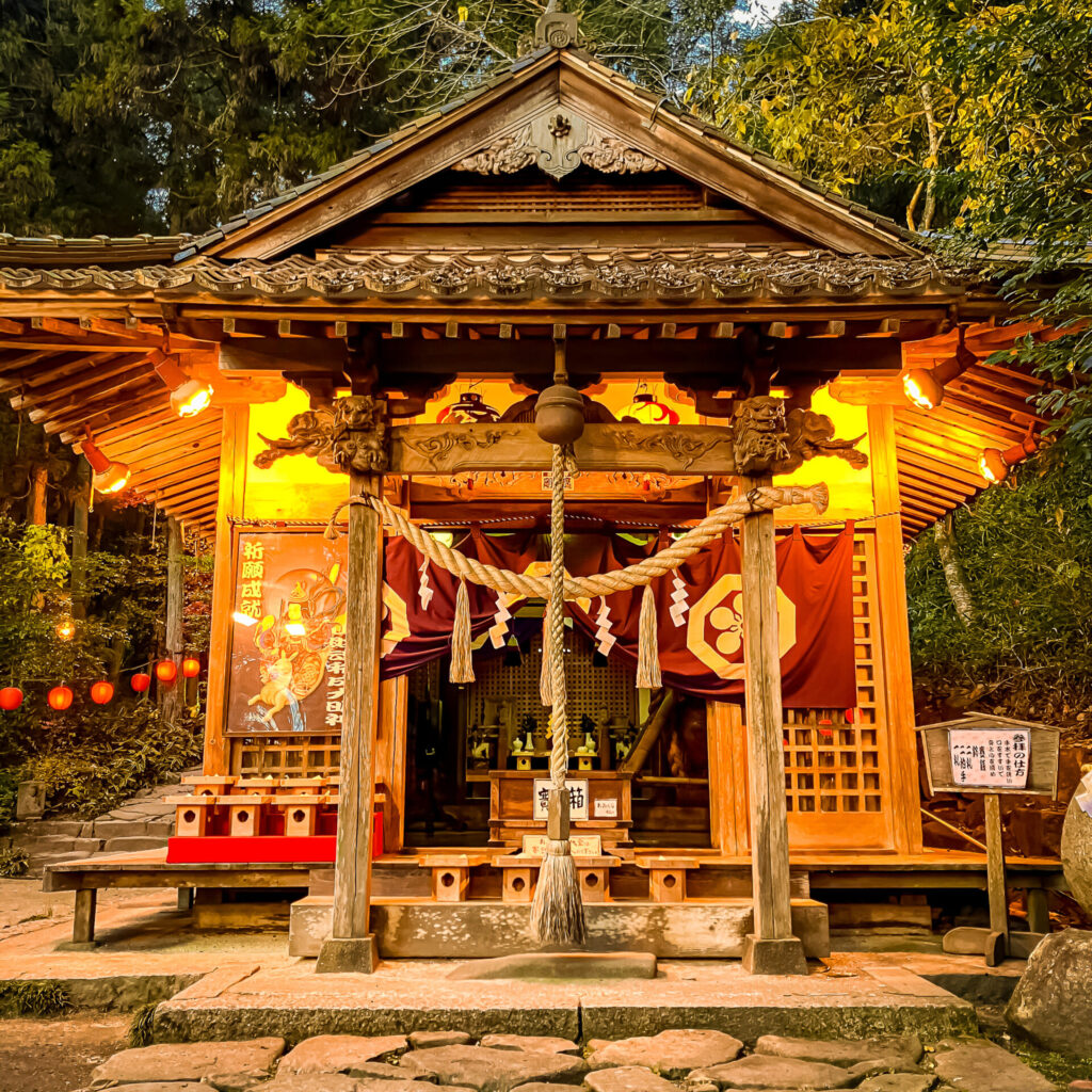 いろり山賊内にある山賊魂稲成神社