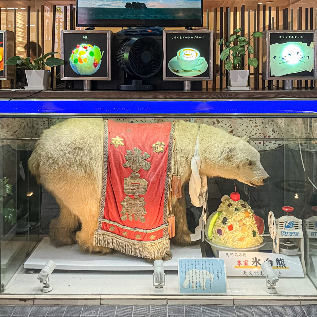 天文館むじゃきのしろくま像