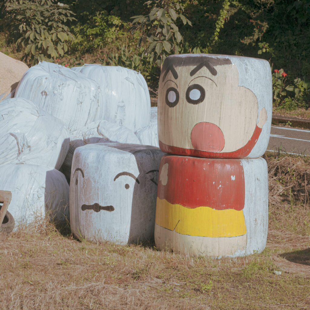 宮崎県小林市で見つけた牧草ロールのクレヨンしんちゃん