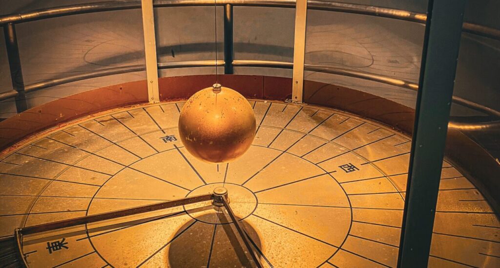 福済寺の地下室にあるフーコーの振り子