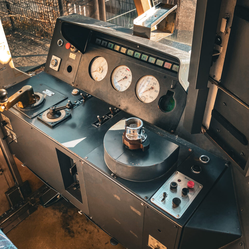 トンネルの駅にあるたかちほ号