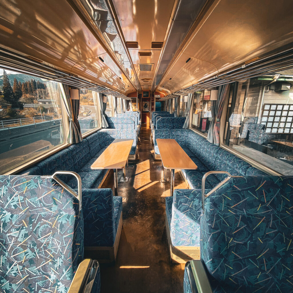 トンネルの駅にあるたかちほ号