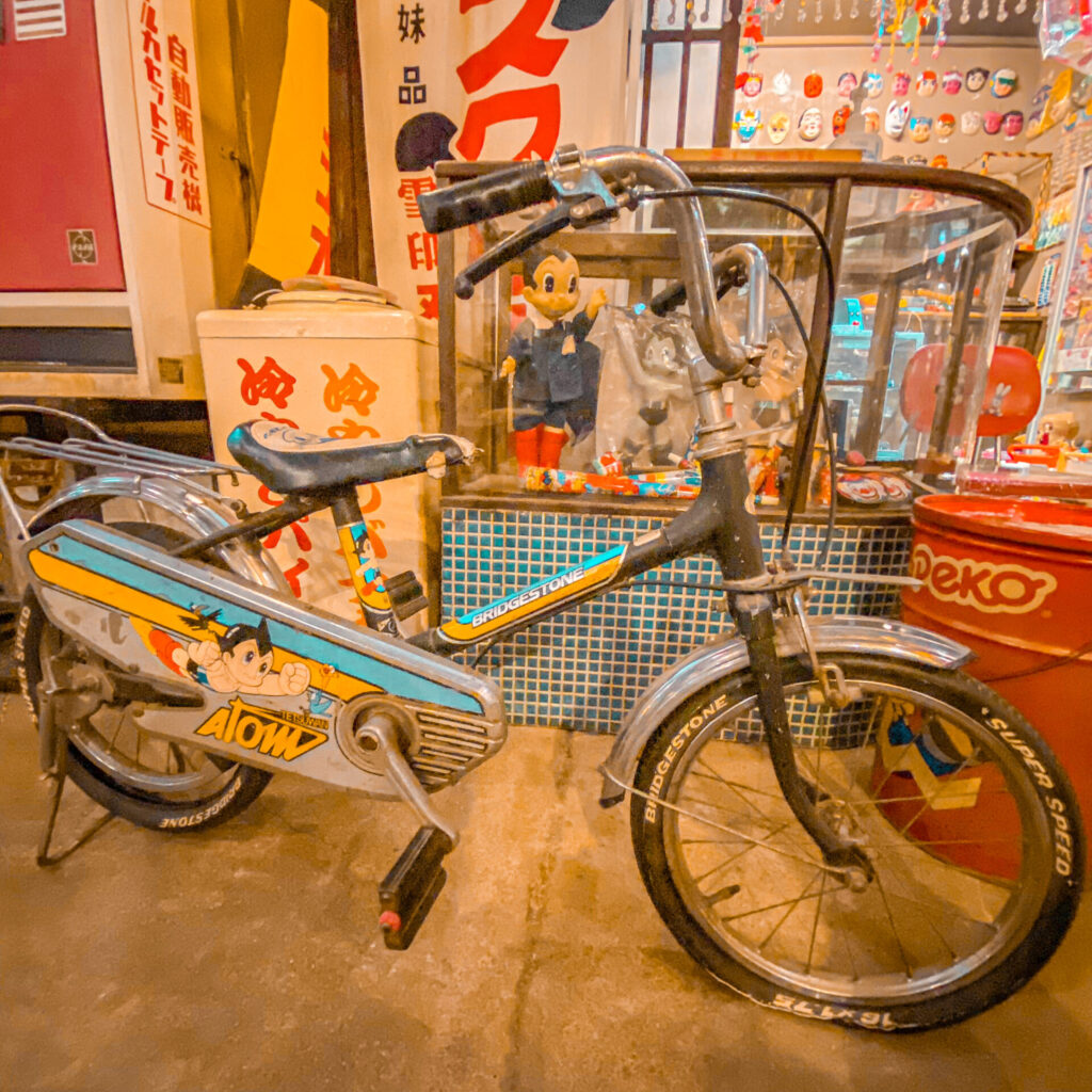 高山昭和館のアトム自転車