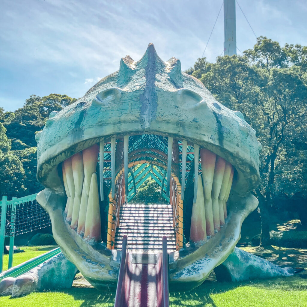 鹿児島市の錦江湾公園にあるカメレオン遊具