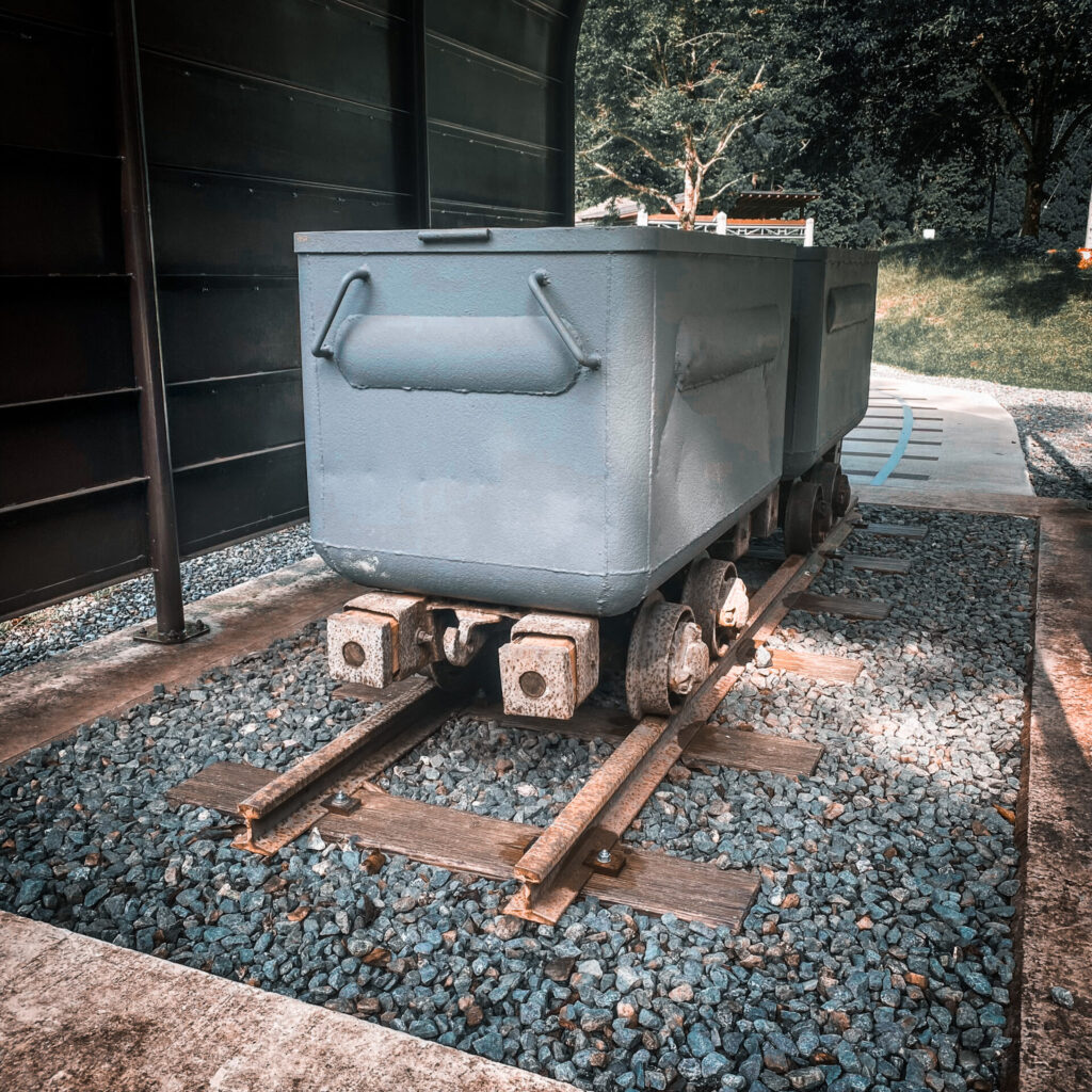 神子畑選鉱場の神新トロッコ