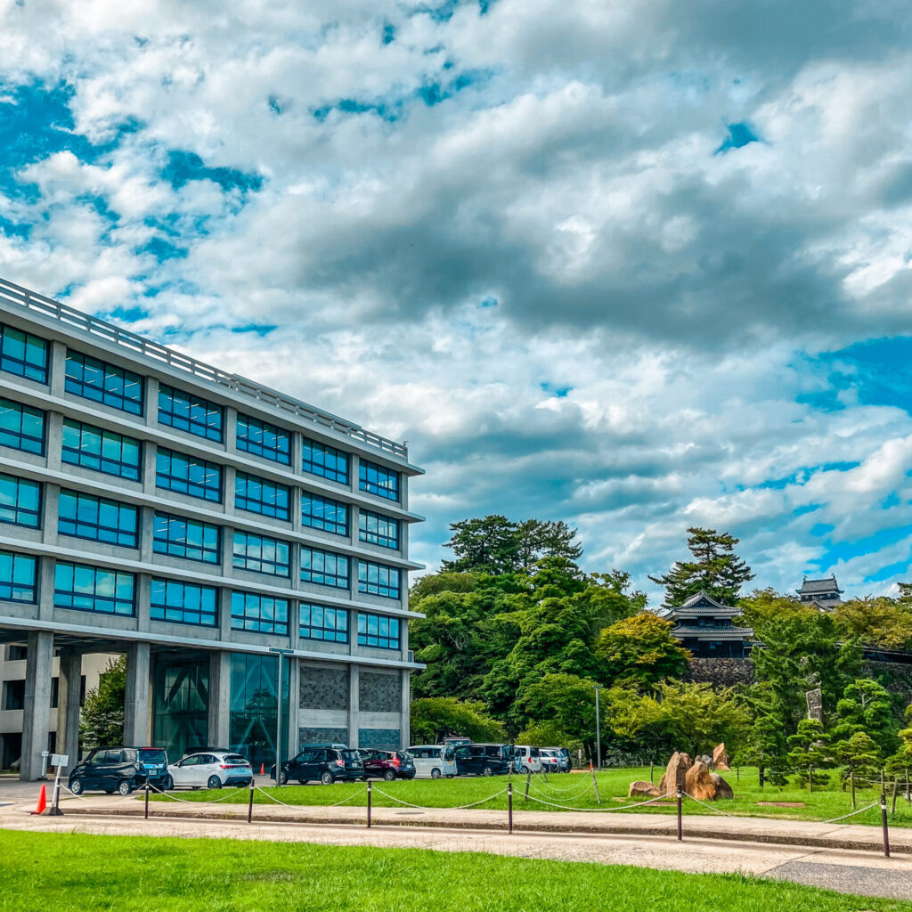島根県庁と松江城