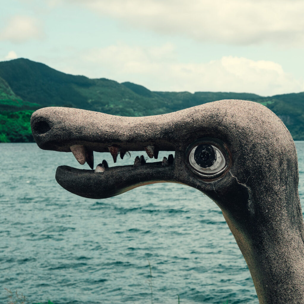 池田湖にあるイッシー像