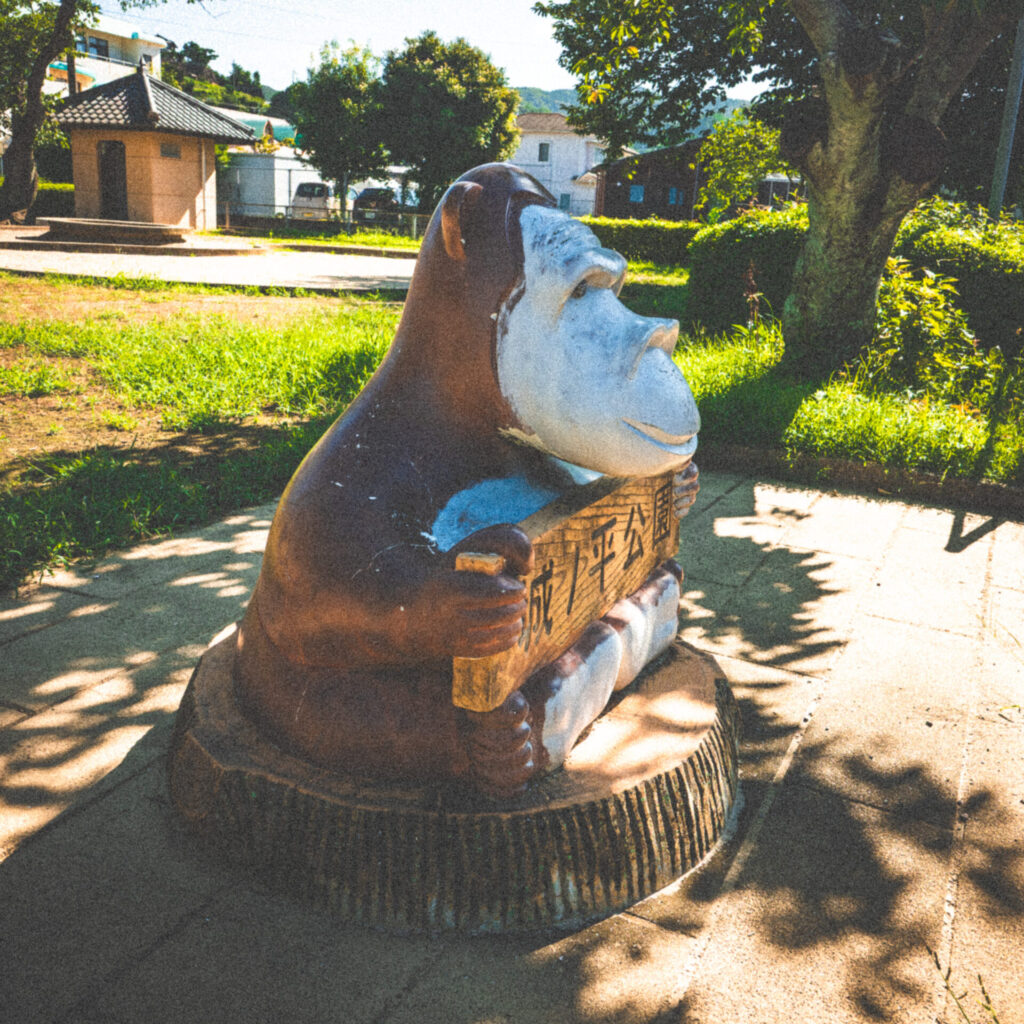 長崎県川棚町にある城ノ平公園のゴリラ看板