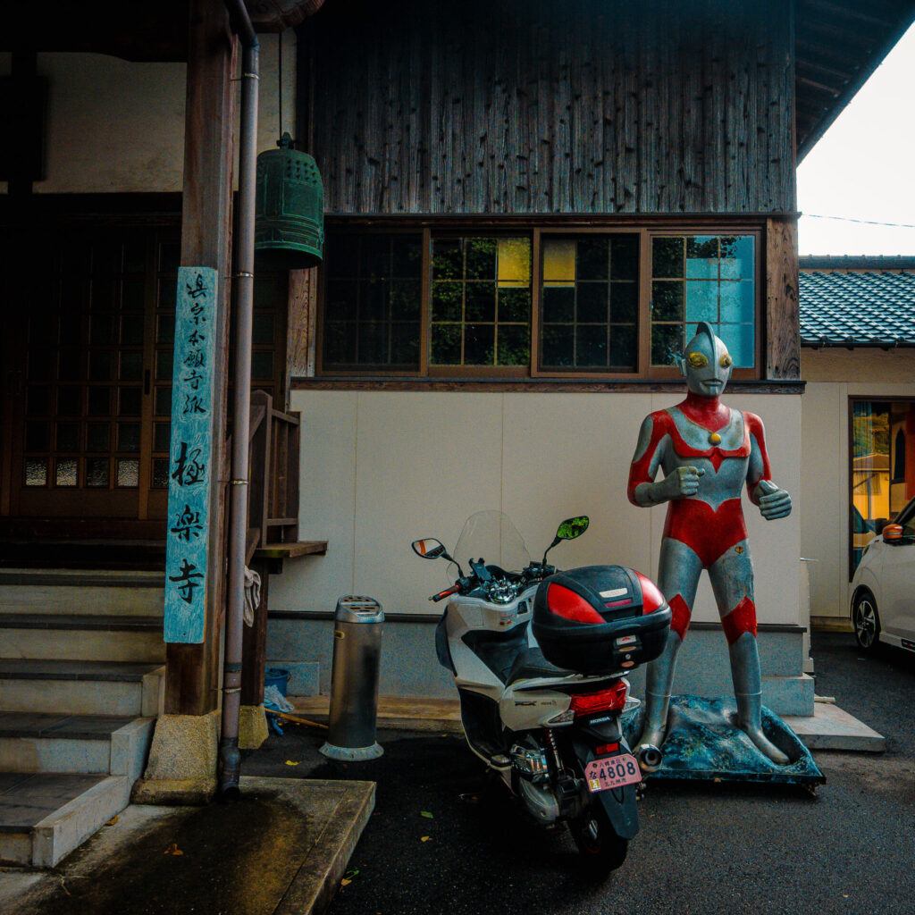 福岡県北九州市の極楽寺にあるウルトラマン像