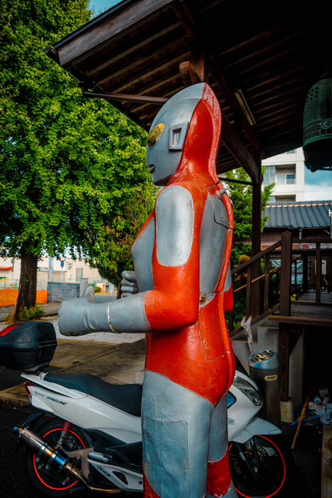 福岡県北九州市の極楽寺にあるウルトラマン像