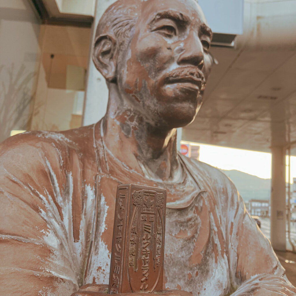 伊万里駅のミルクキャラメルおじさん