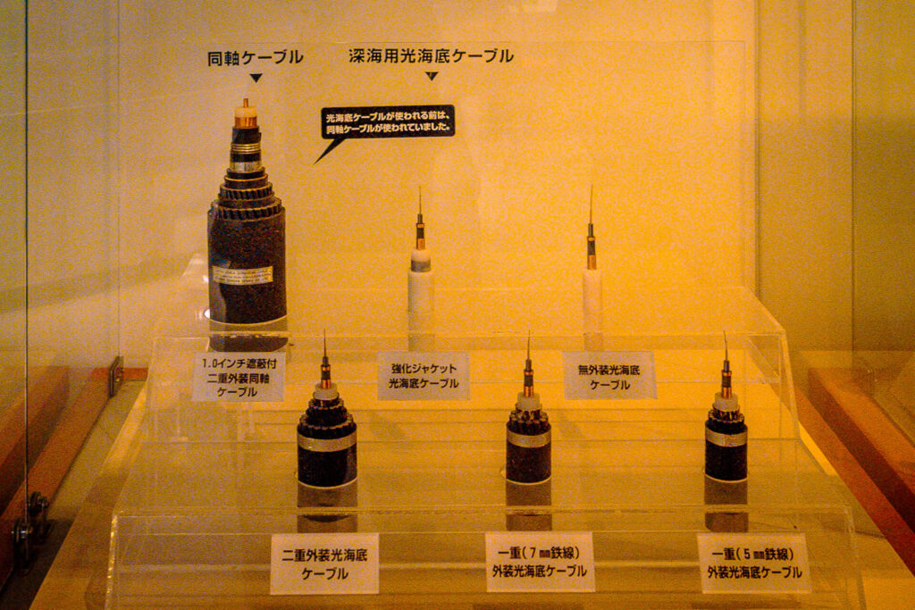 KDDIパラボラ館にある海底ケーブル