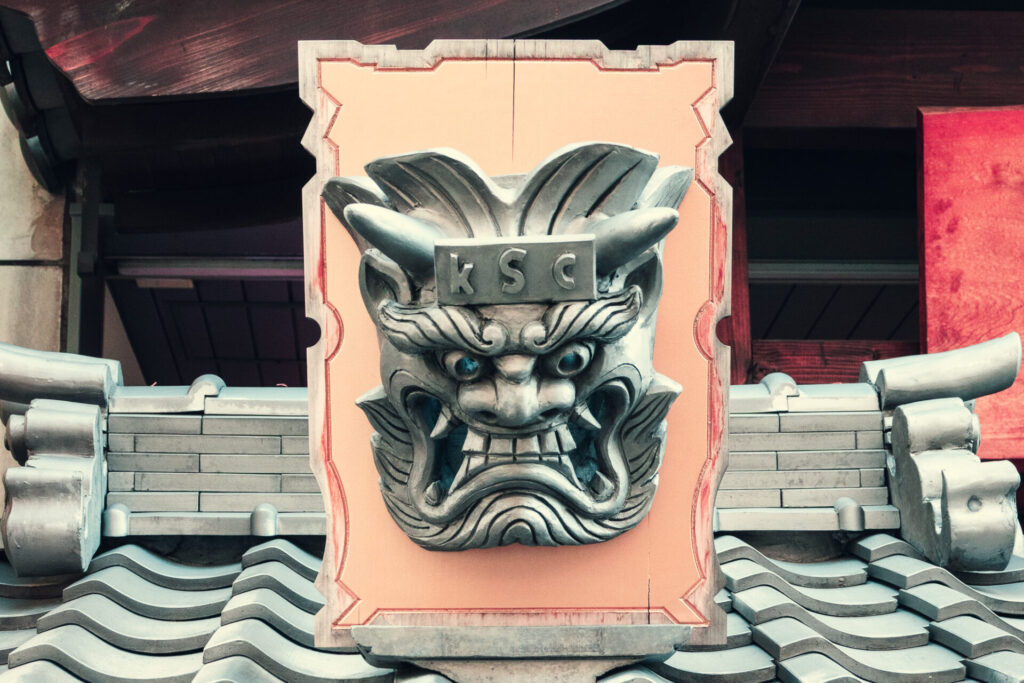 鬼サウナ神社の鬼瓦