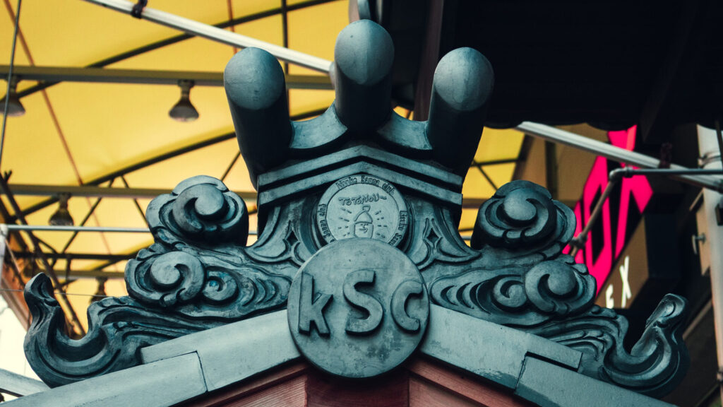 鬼サウナ神社の鬼瓦