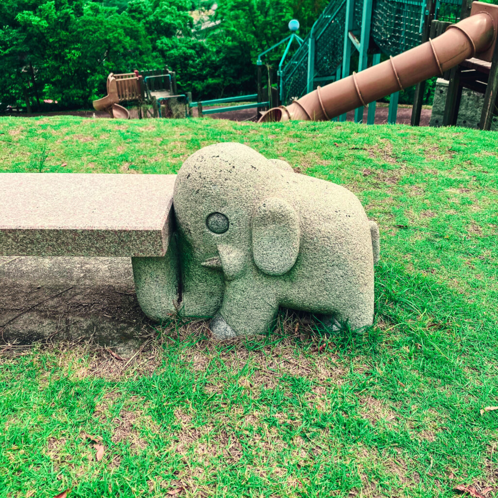 石匠の里公園にある象のベンチ