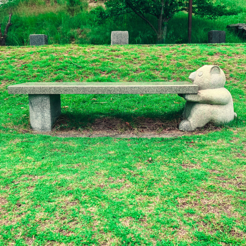 石匠の里公園にあるコアラのベンチ