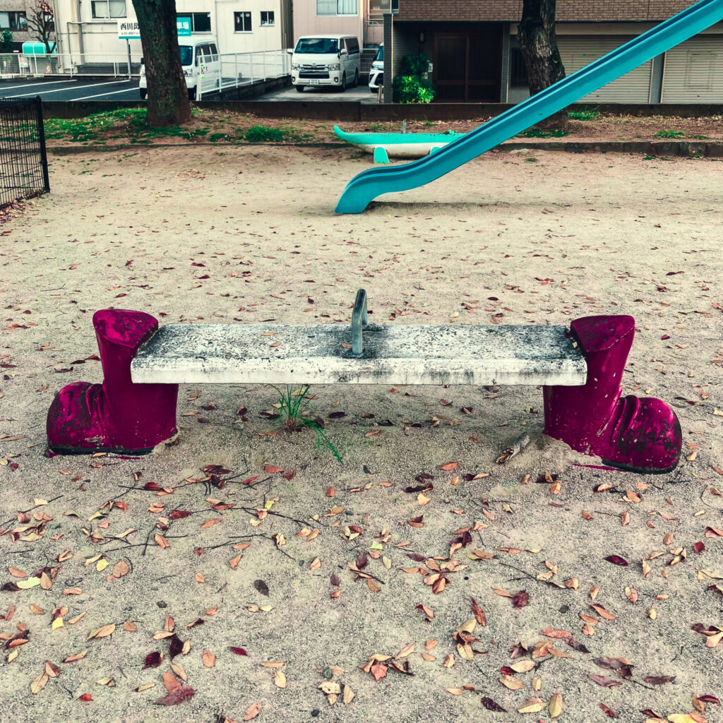 新公園のブーツのベンチ