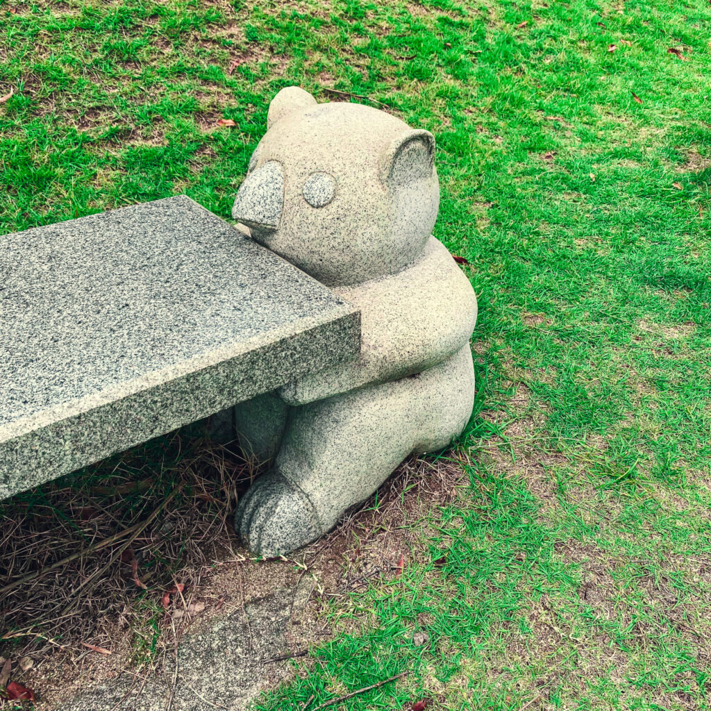 石匠の里公園にあるコアラのベンチ