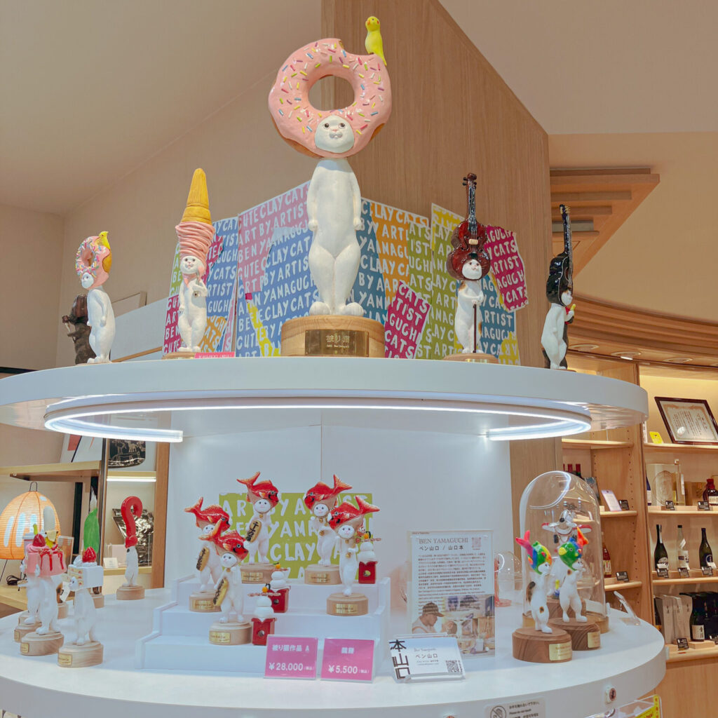 高松空港にあるベン山口の被り猫