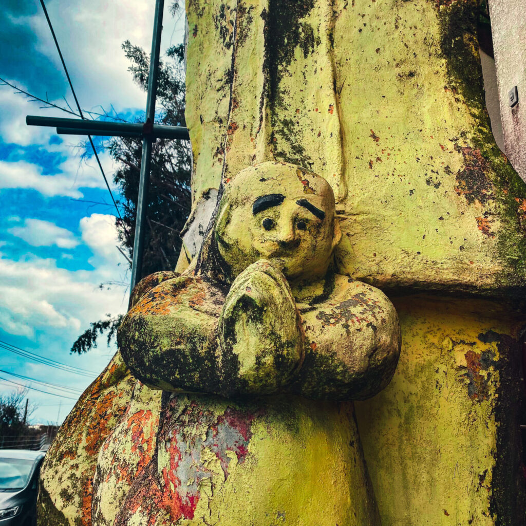 龍光の瀧にある像