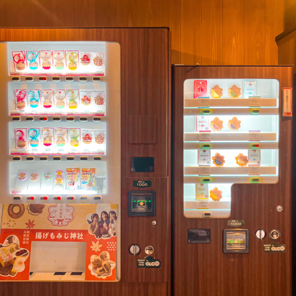 揚げもみじ神社の自販機にはもみじ饅頭マグネットや缶バッジが