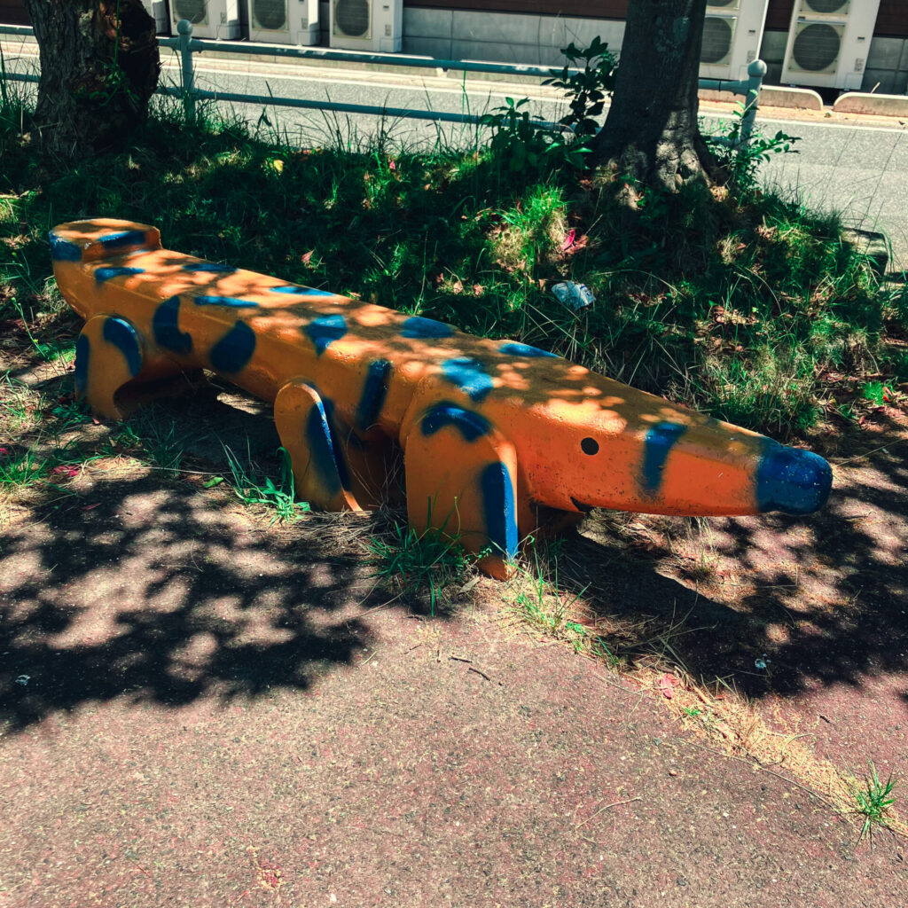 秋根ガリバー公園の犬のベンチ