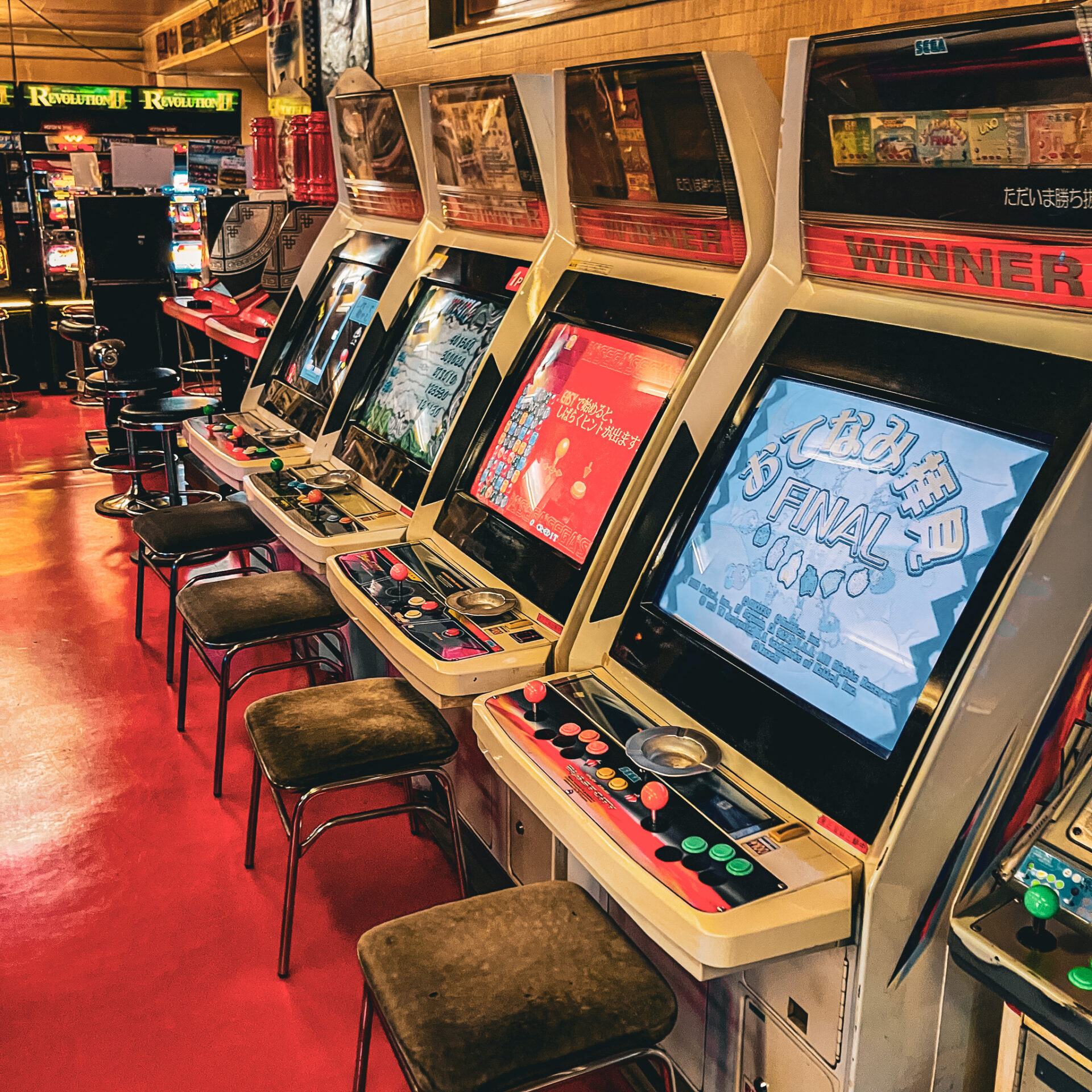 レトロ自販機】レトロゲーム筐体から音ゲーまで、ゲームセンター！？な