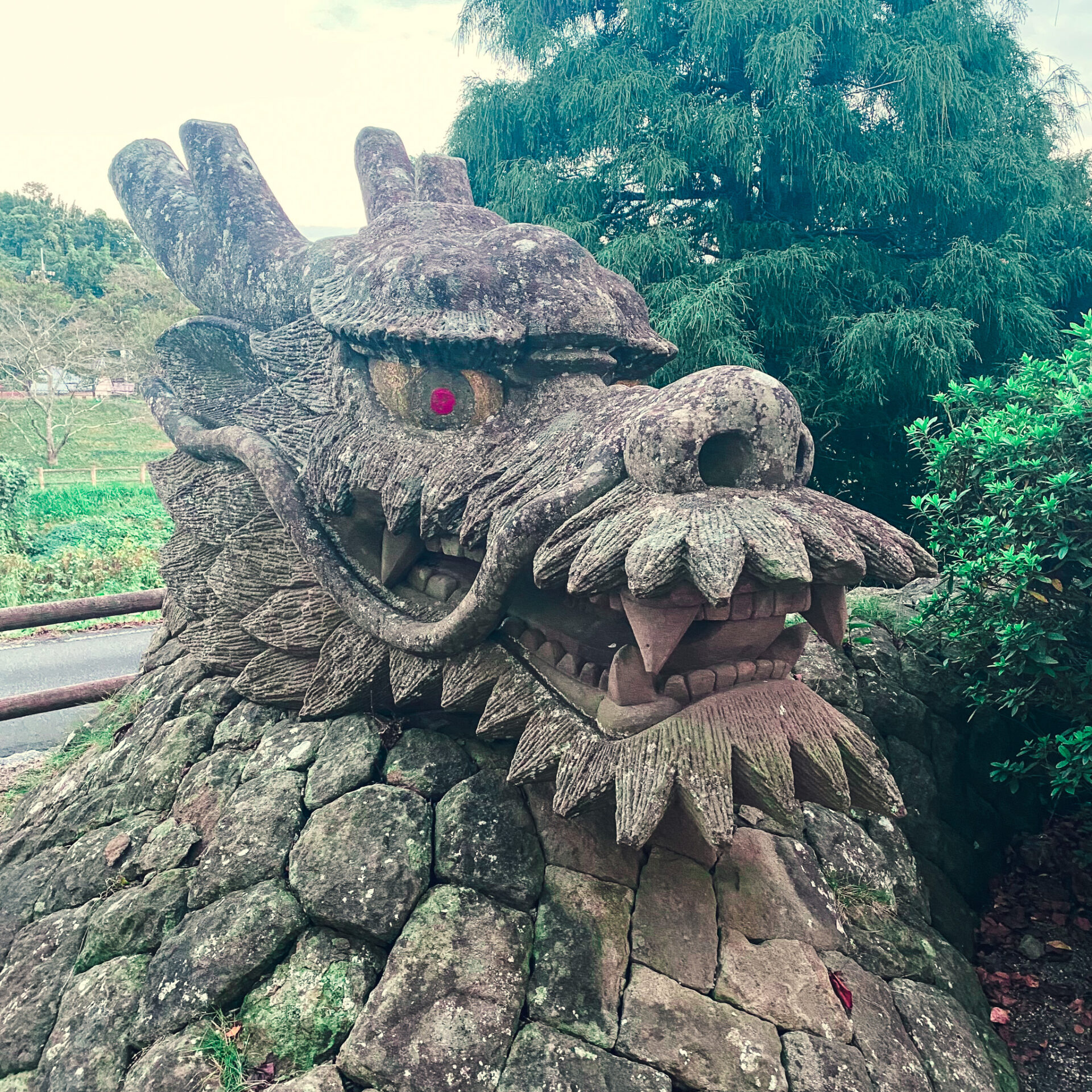 珍公園】インパクト大のオロチの石像がある 八俣大蛇公園【島根県】