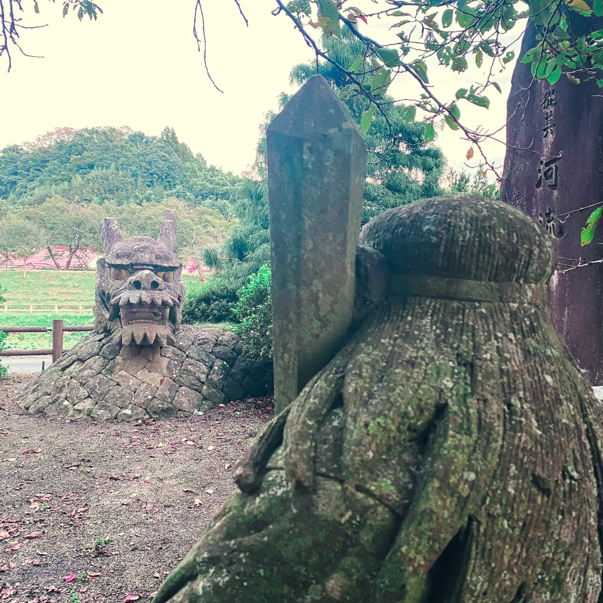 珍公園】インパクト大のオロチの石像がある 八俣大蛇公園【島根県】