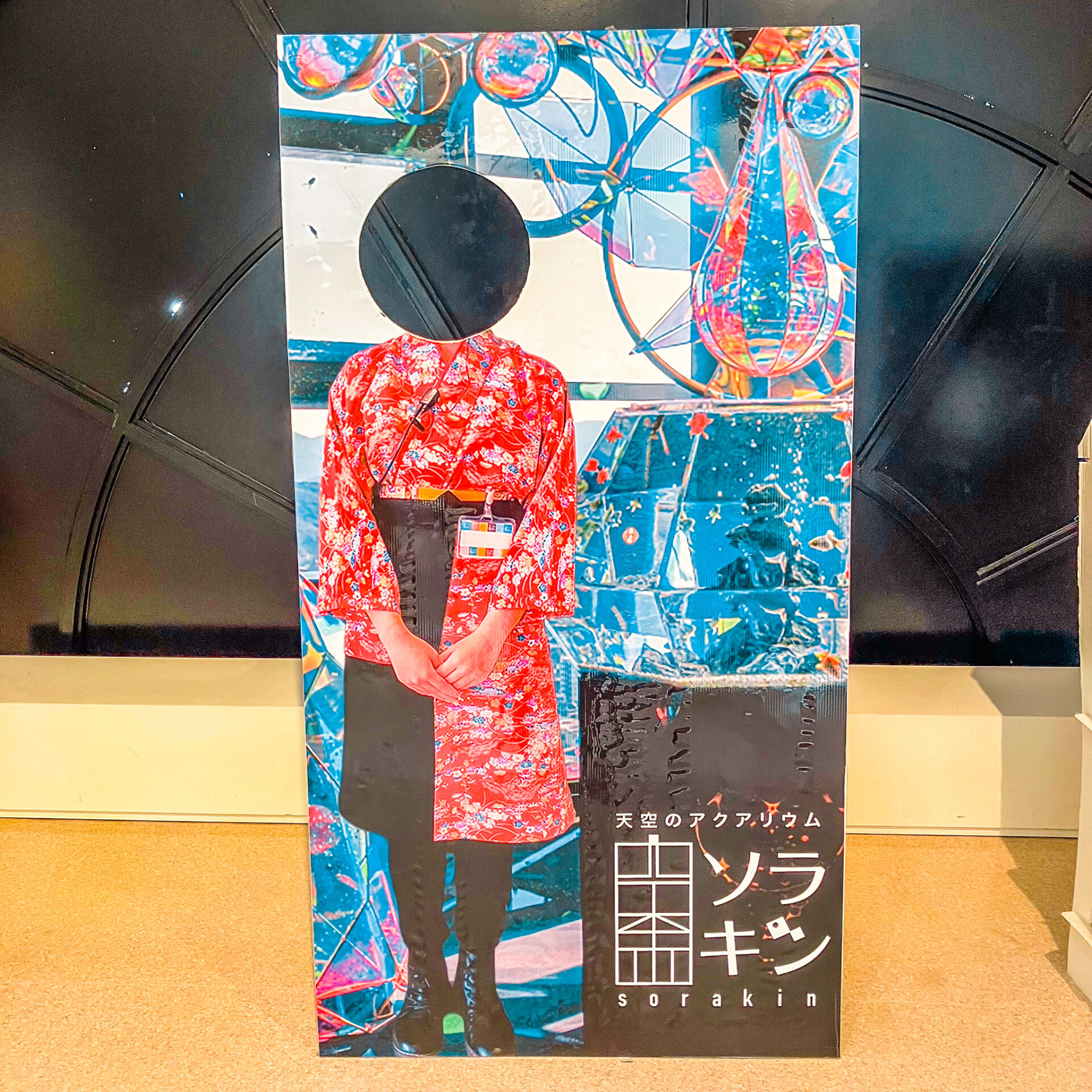 ゴールドタワーの顔ハメ看板