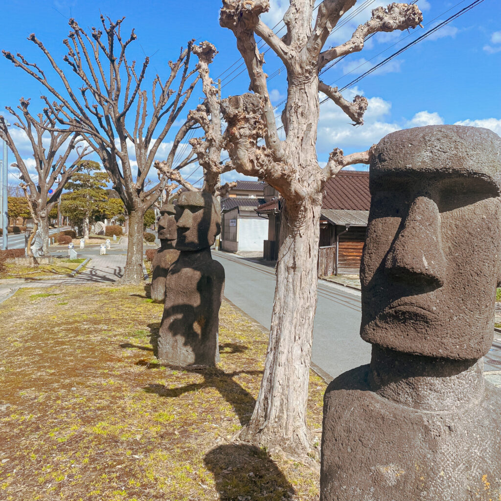 屋根のない博物館のモアイ像