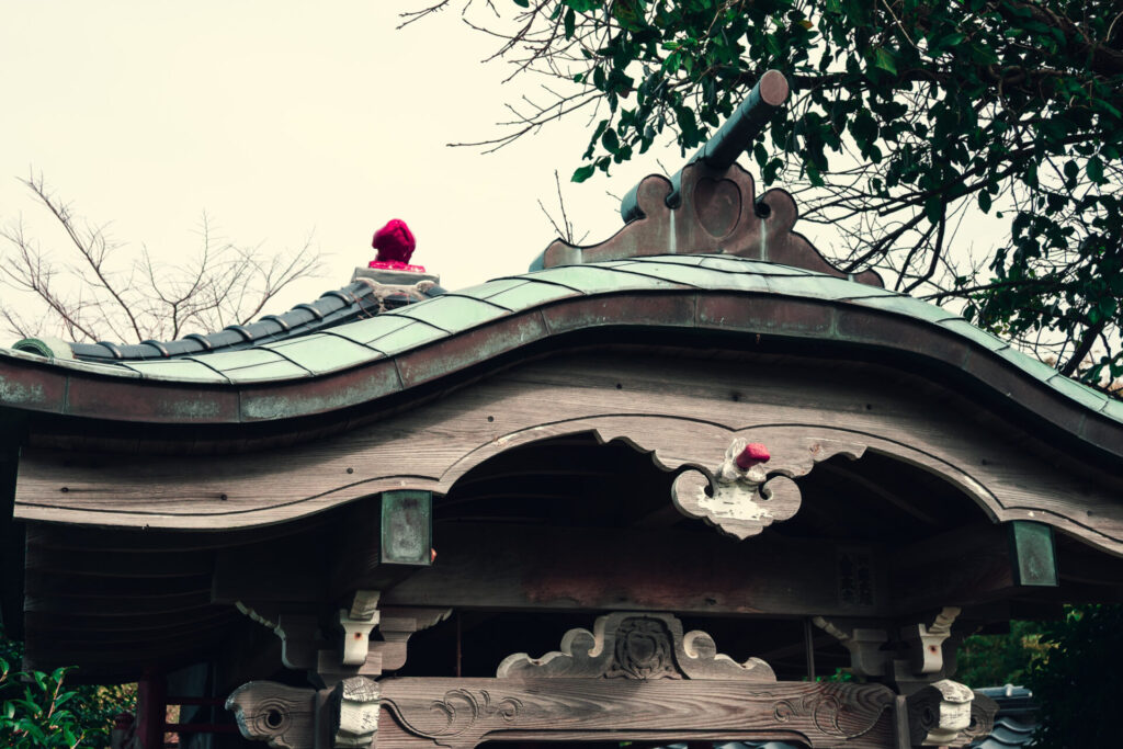 福岡県福津市にある鬼塚子宝観音のお堂の屋根