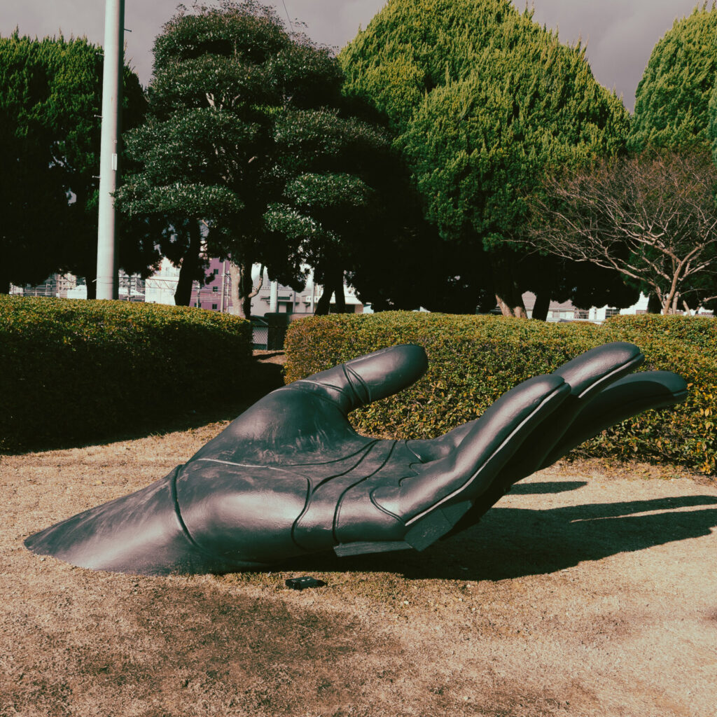 宇部新川駅前のエヴァンゲリオンの手
