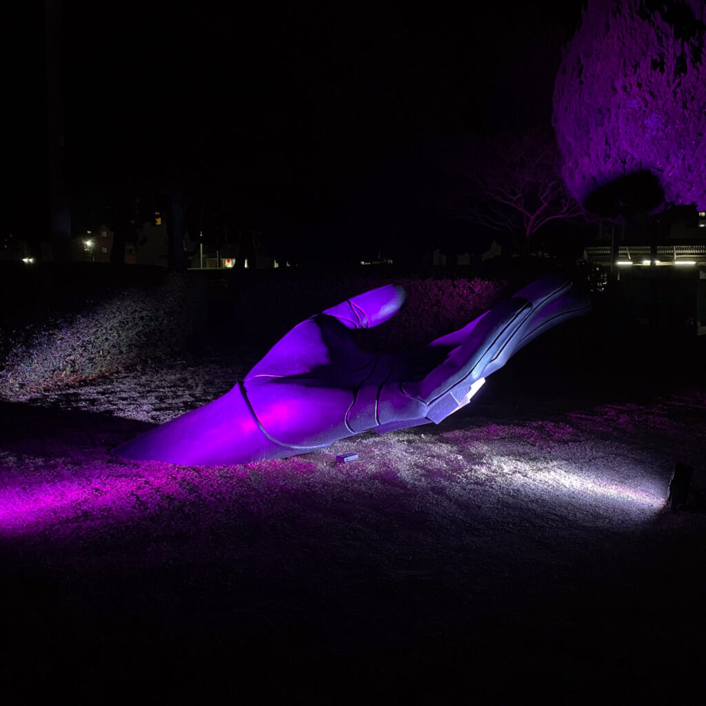 宇部新川駅前のエヴァンゲリオンの手