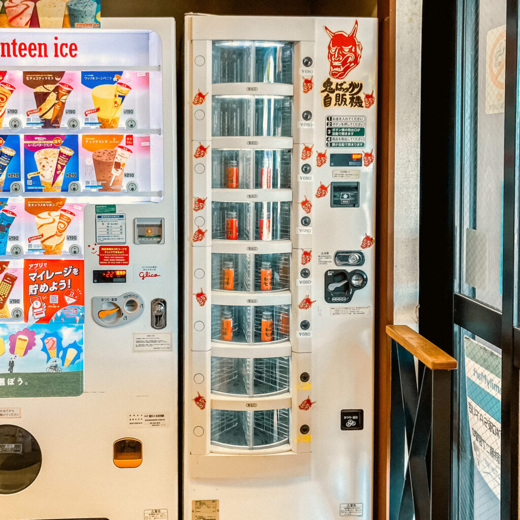 香川県さぬき市-鬼ばっかり自販機