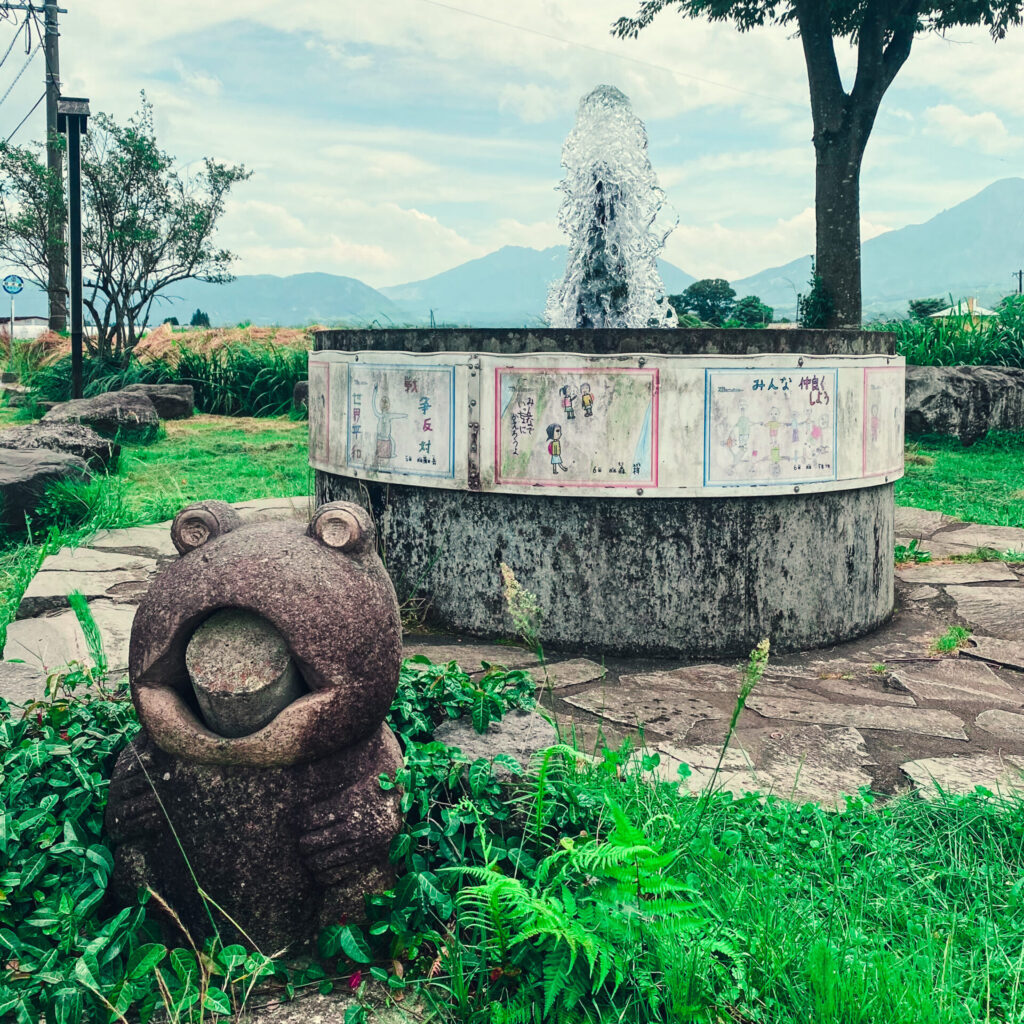 熊本県阿蘇市-ポケットパーク湧水 カエルの像と噴水