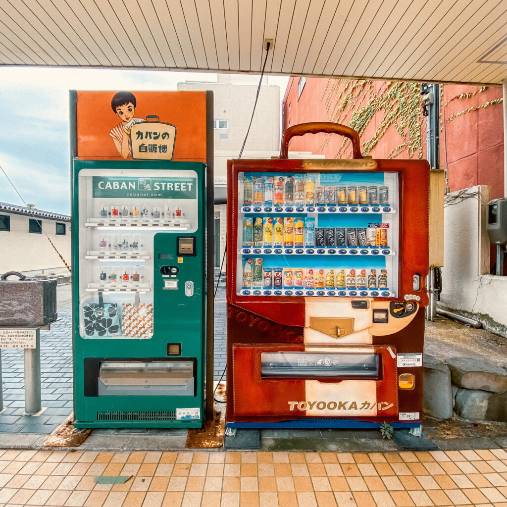 兵庫県豊岡市-カバンストリート カバンの自販機