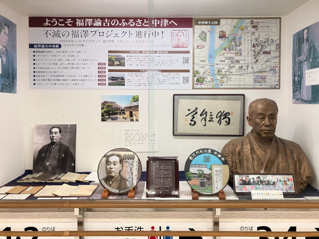 中津駅構内のマンホールのレプリカ展示