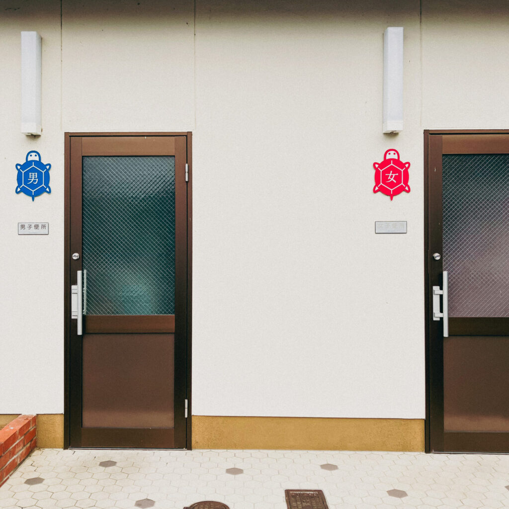 岡山県の亀甲駅のトイレにある亀のトイレサイン